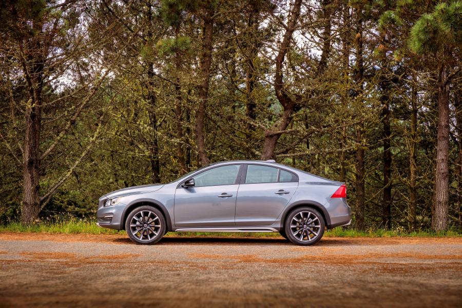  Volvo S60 Cross Country 2016 года  (US) (фото 7 из 11)